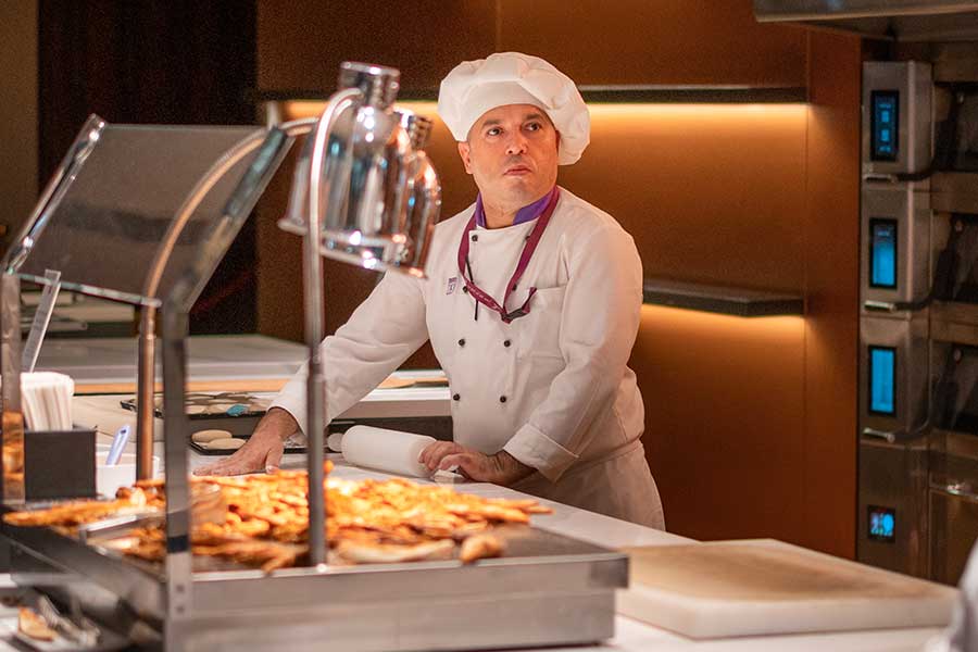 Arbeitender Koch in der Turkish Airlines Business Lounge in Istanbul